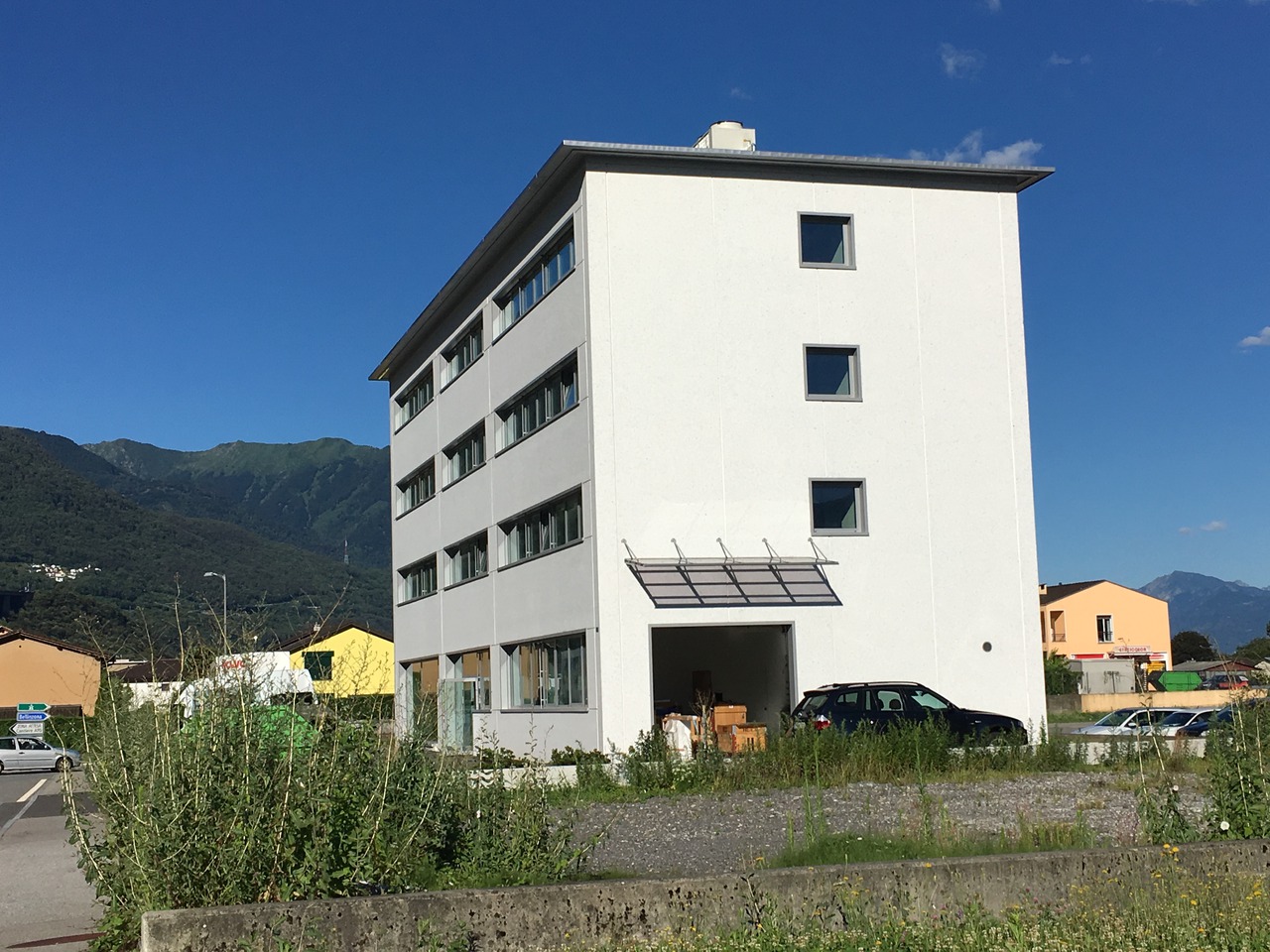 ... , Spazio commerciale affitto, 6528 Camorino