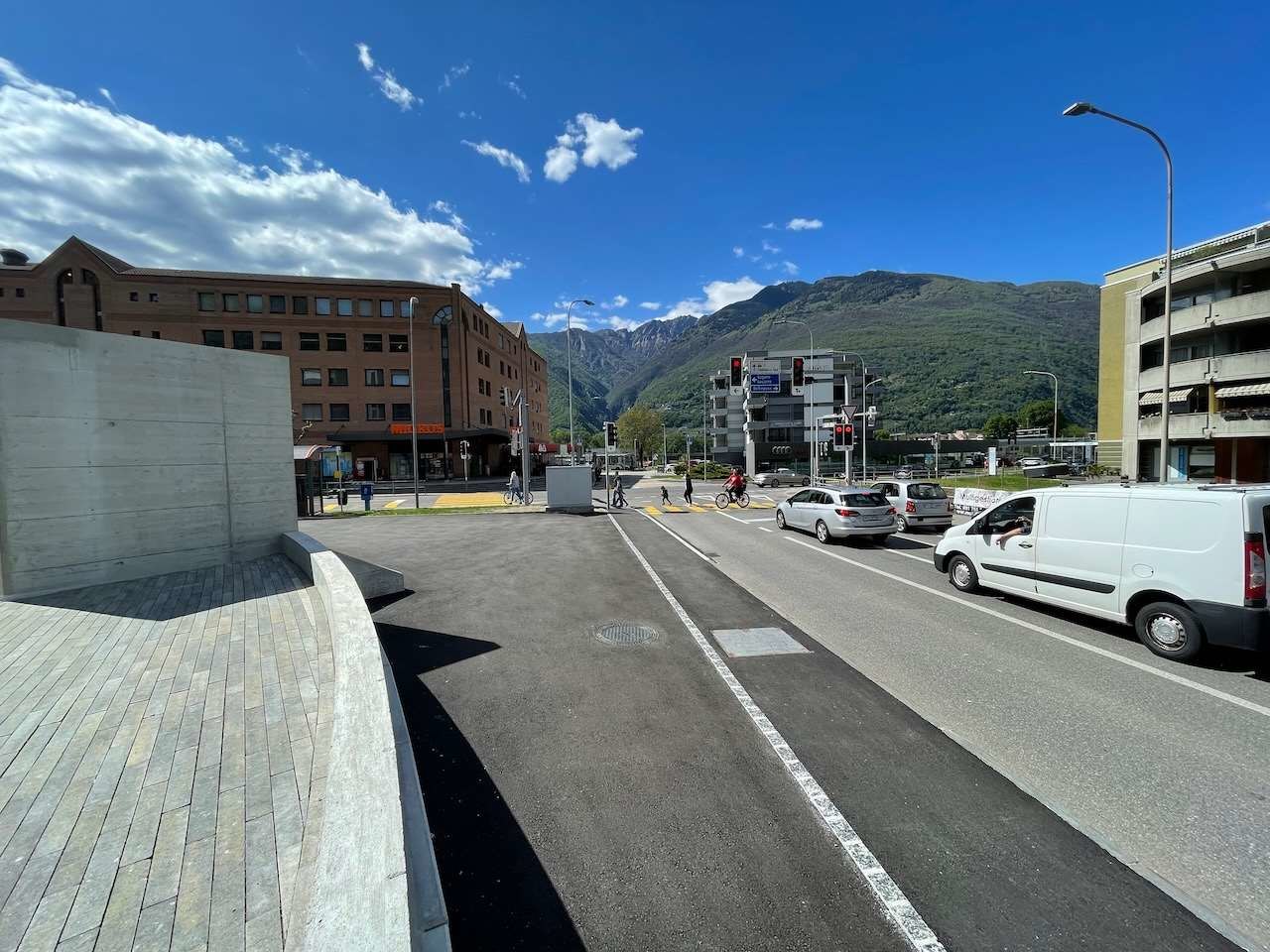 ... , Spazio commerciale affitto, 6512 Giubiasco
