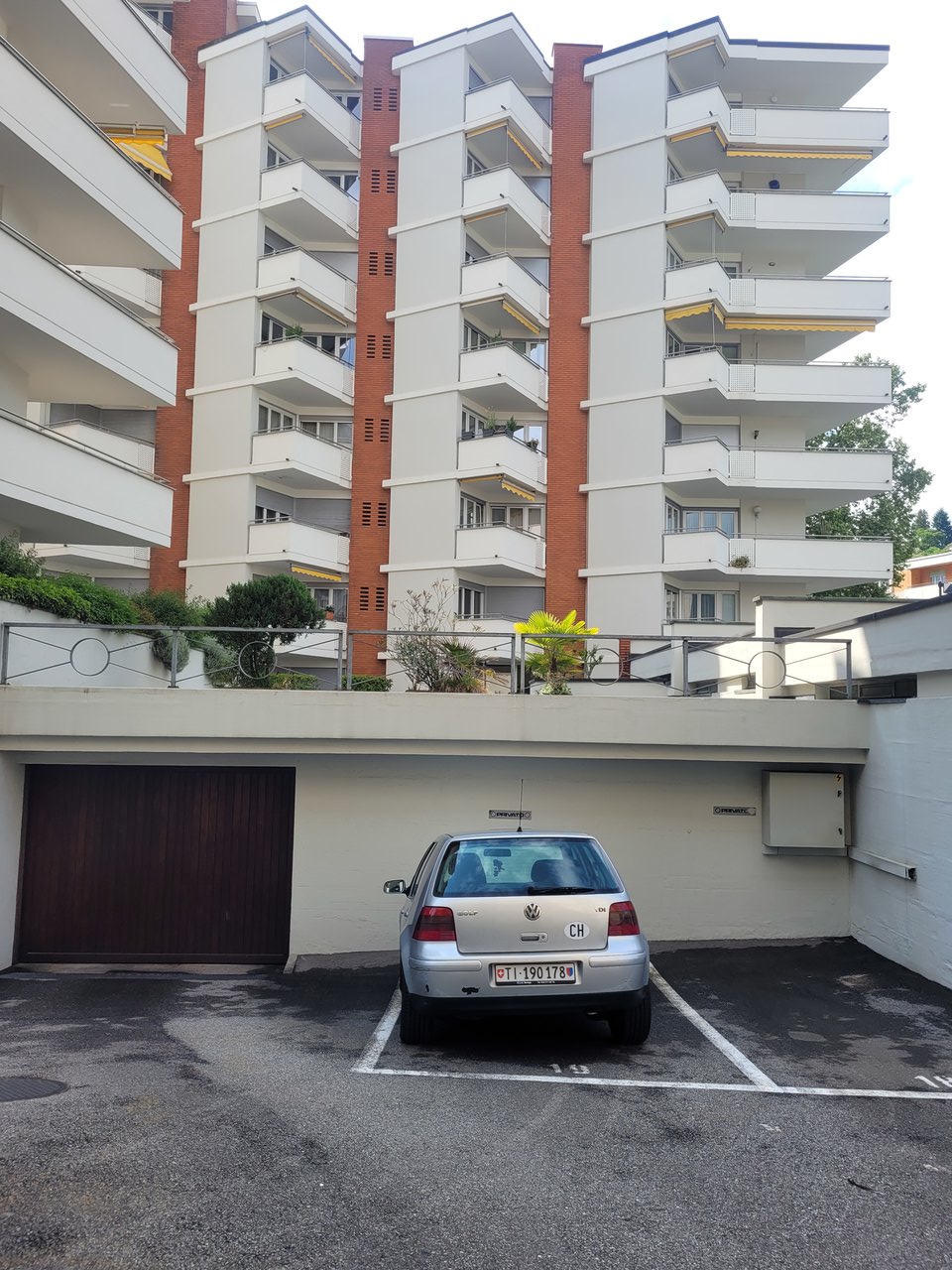 Gepflegtes Kondominium mit Garage + PP. , Attikawohnung zu verkaufen, 6900 Paradiso