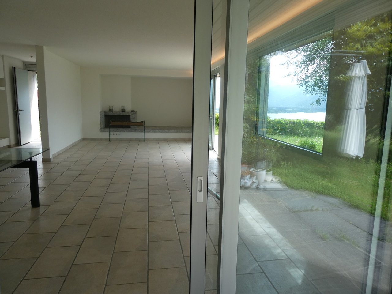 Wohn-Esszimer mit Cheminée und Zugang zum Garten , Casa affitto, 6600 Locarno